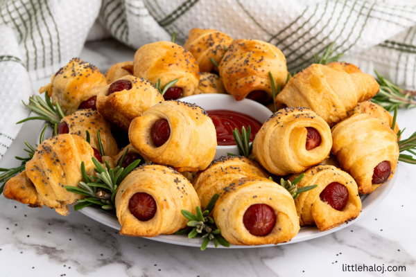 plate of mini piggies in a blanket