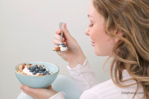 teen eating breakfast