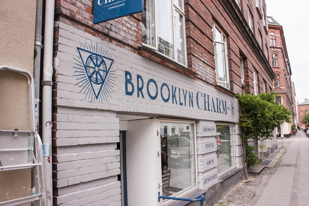 krig betale sig renæssance Brooklyn Charm – Veronika Skilte