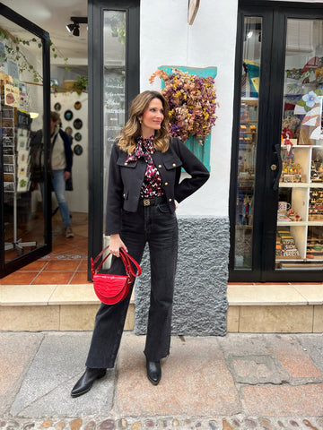 Clara Fernández De Molina con su saddle bag de piel grabada en coco roja Leandra