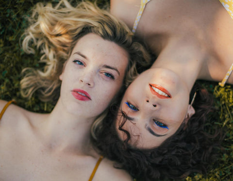 Zwei Frauen im Gras Beauty BIOTURA Mittel gegen Haarausfall
