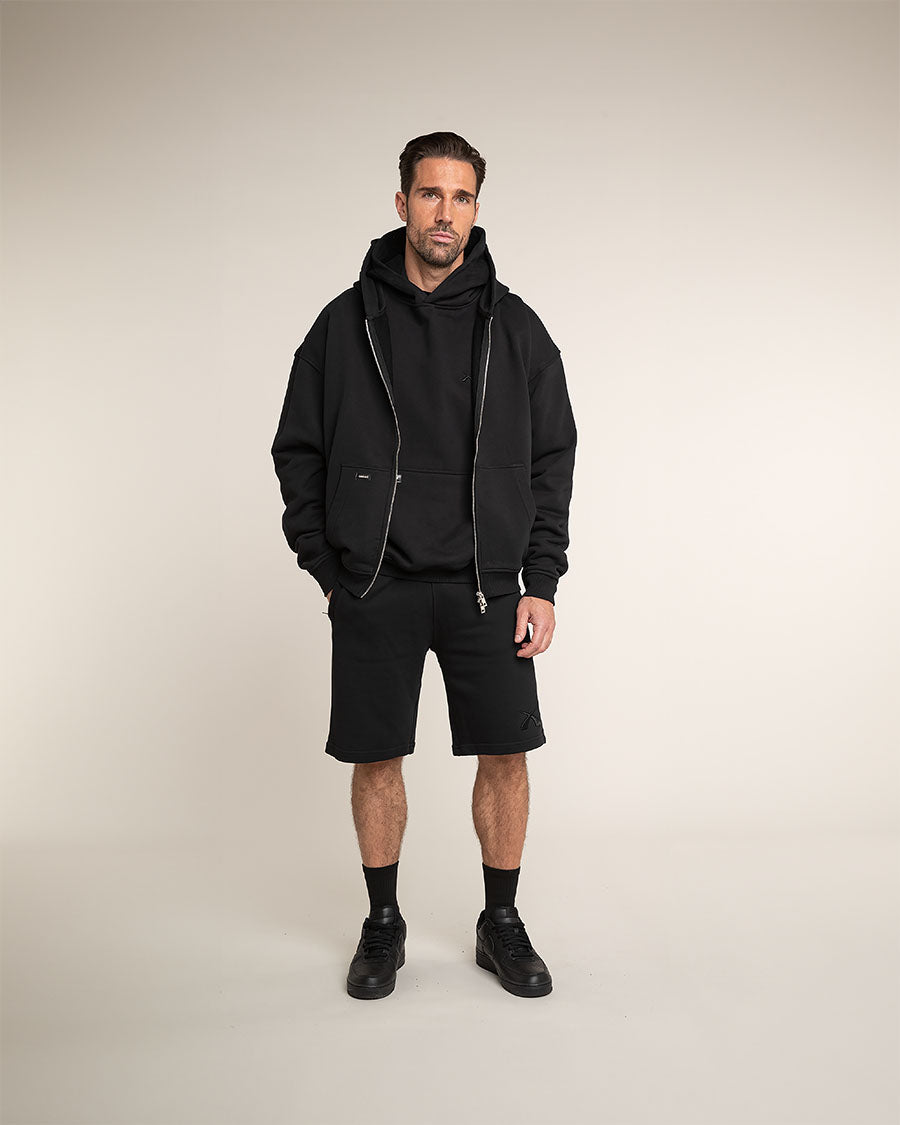 Schwarzer Oversized Hoodie - Urbaner Streetwear-Look. 100 % Baumwolle, maximale Bequemlichkeit.