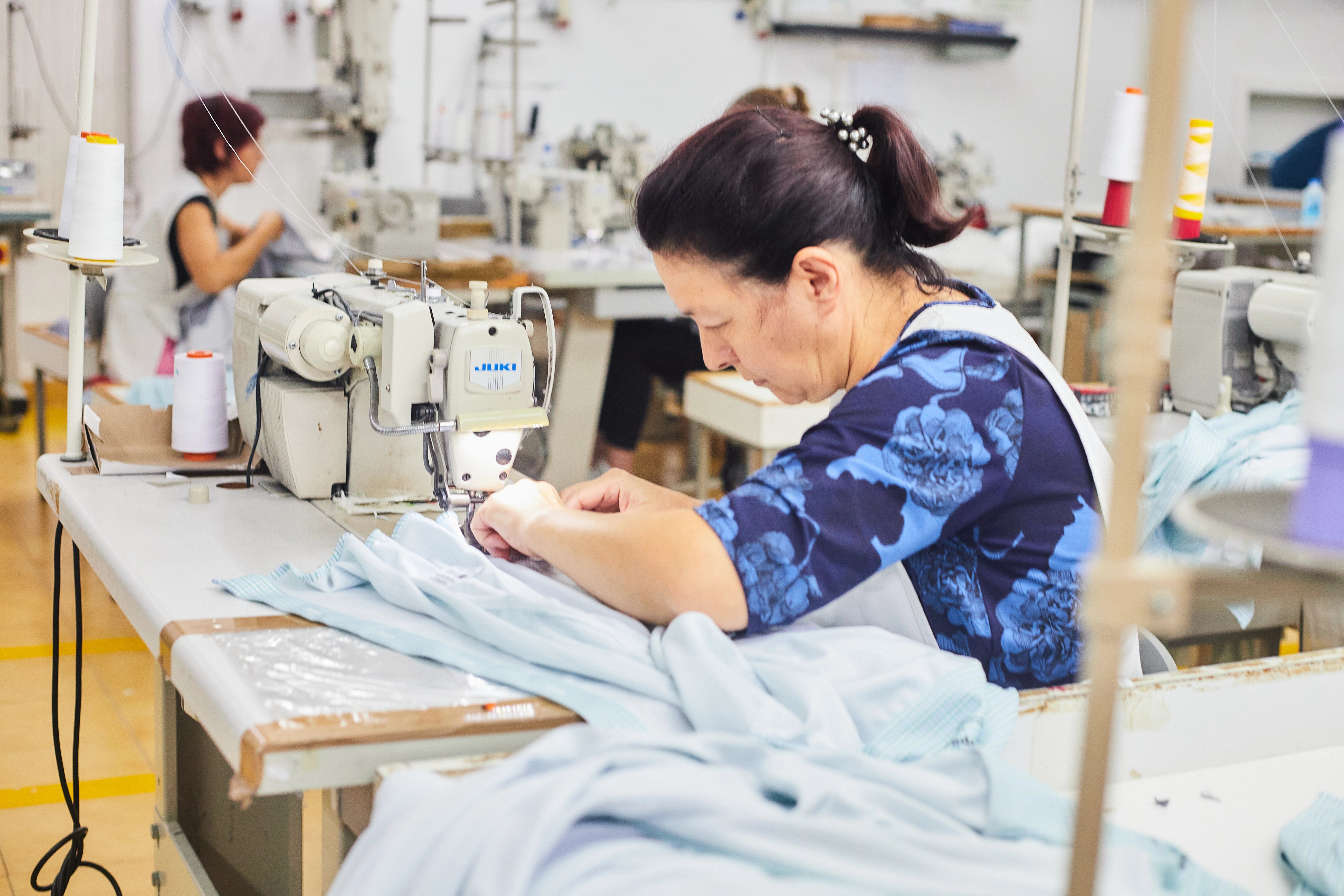 Taller de confección Sepiia con mujeres cosiendo