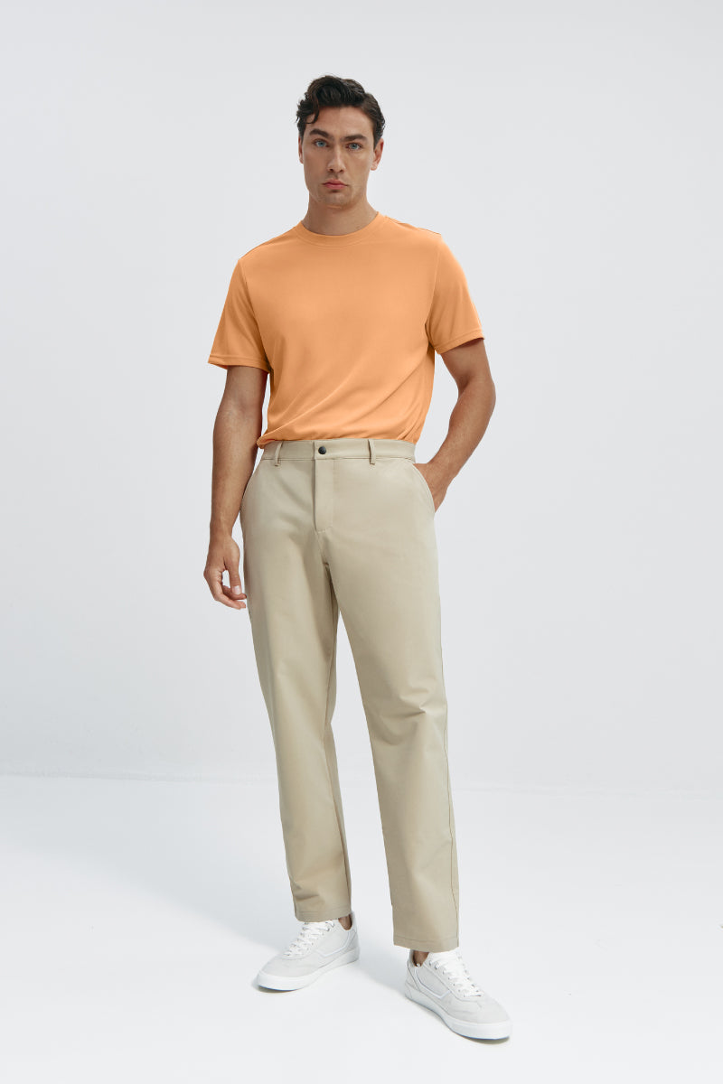 Look de hombre con Camiseta naranja Calatea y pantalón Groundbreaker beige regular fit