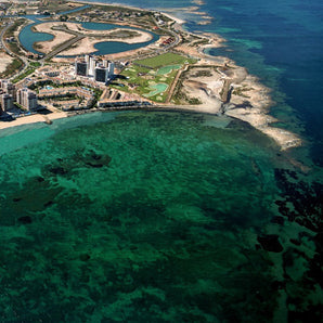 Playa de ciudad con aguas contaminadas por exceso algas producto de vertido dede fertilizantes