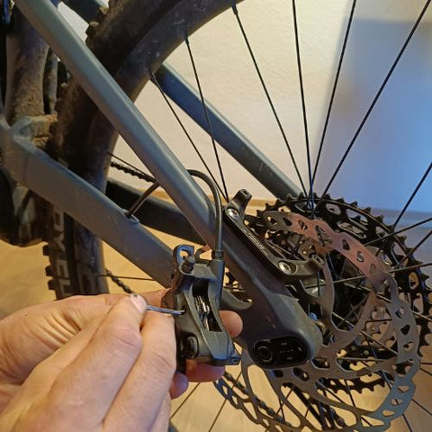 Bremsbeläge wechseln von einer 4 Kolben Bremse von Shimano D03s oder D02s Bremsanlage BR-MT420