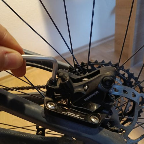 Shimano Bremsbeläge wechseln von einer 4 Kolben Bremse von Shimano D03s oder D02s Bremsanlage BR-MT420