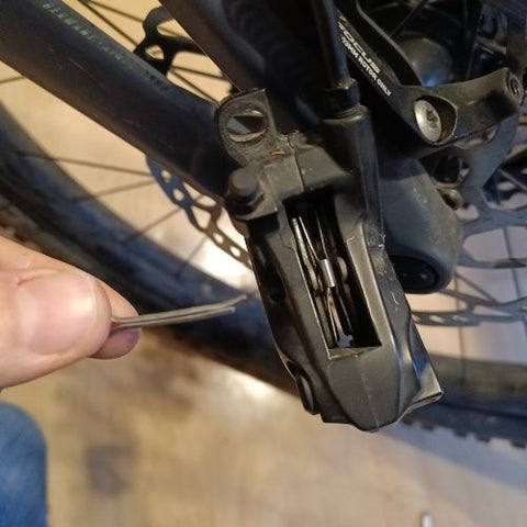 Bremsbeläge wechseln von einer 4 Kolben Bremse von Shimano D03s oder D02s Bremsanlage BR-MT420