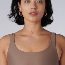 Load image into Gallery viewer, Detail of the Mera Sports Bra Sand by Outfyt color Beige made with ECONYL® regenerated nylon
