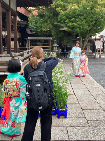 下御霊神社の境内で記念撮影