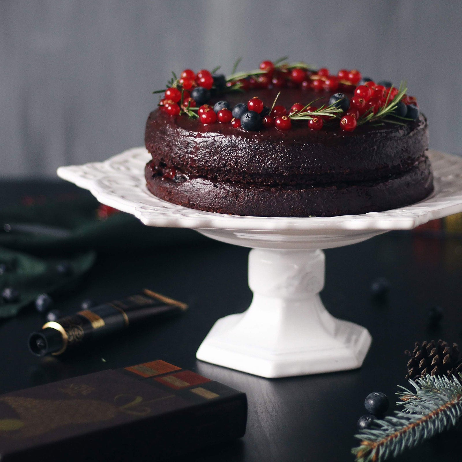 Bolo de Chocolate com Creme de Chocolate Negro de São Tomé com Mirtilo e Vinho do Porto meia.dúzia®. Uma tentação para este Natal!