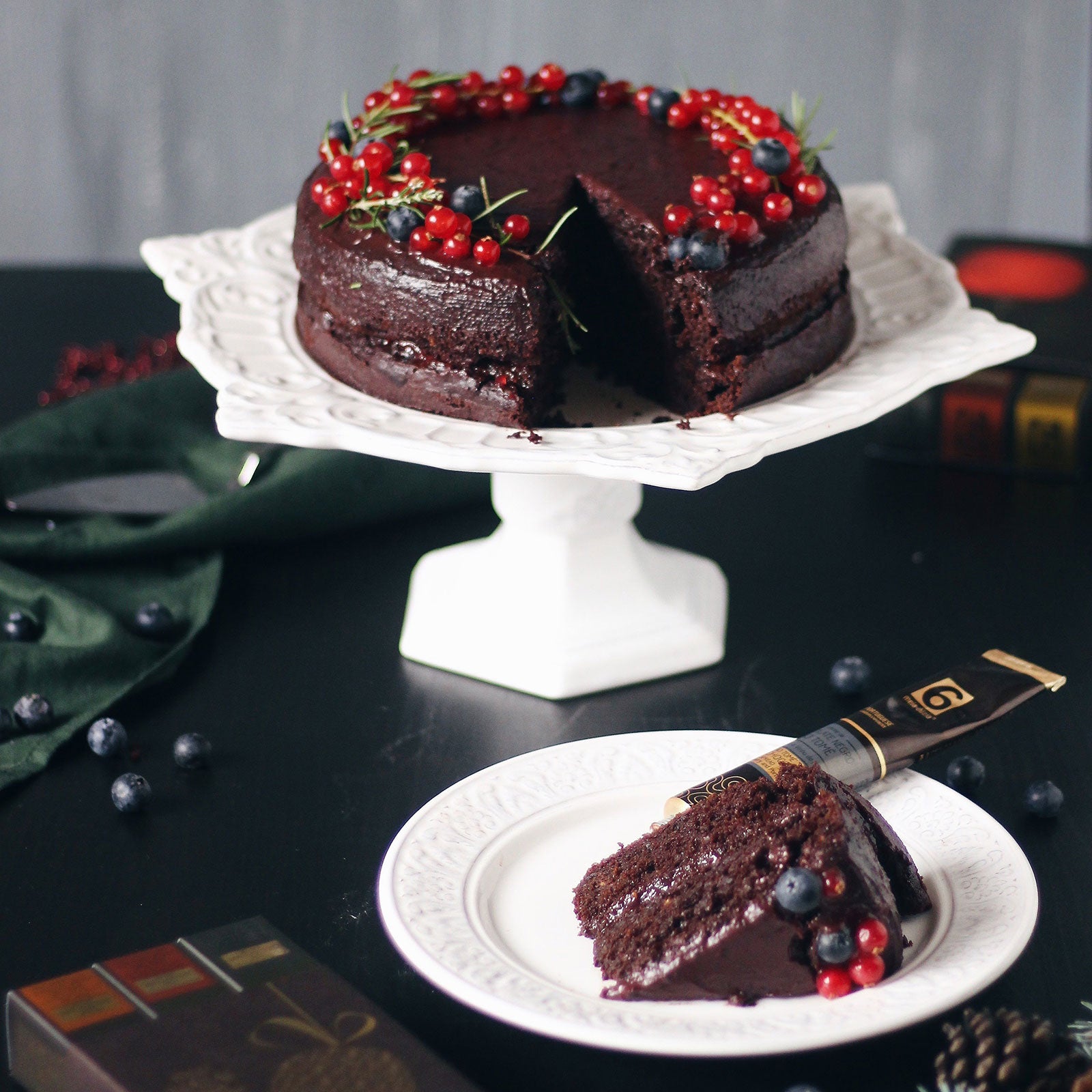 Bolo de Chocolate com Creme de Chocolate Negro de São Tomé com Mirtilo e Vinho do Porto meia.dúzia®. Uma tentação para este Natal!