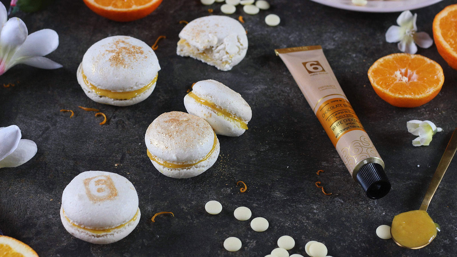 Macarons de Baunilha recheados com Creme de Chocolate Branco com Laranja do Algarve, Yuzu e Iyokan meia.dúzia®