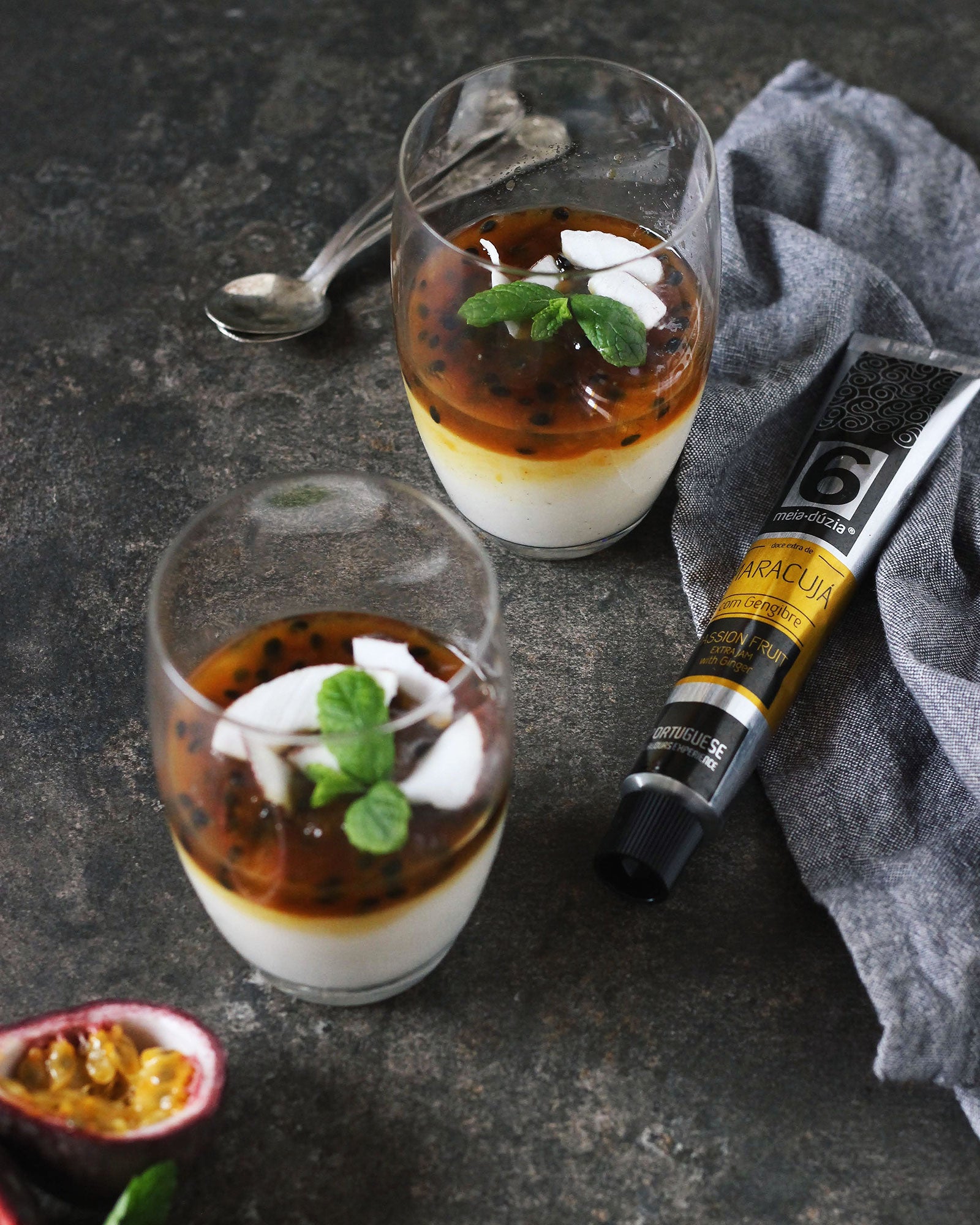 Panna Cotta com Doce de Maracujá com Gengibre. Uma sobremesa light recheada de sabores intensos!