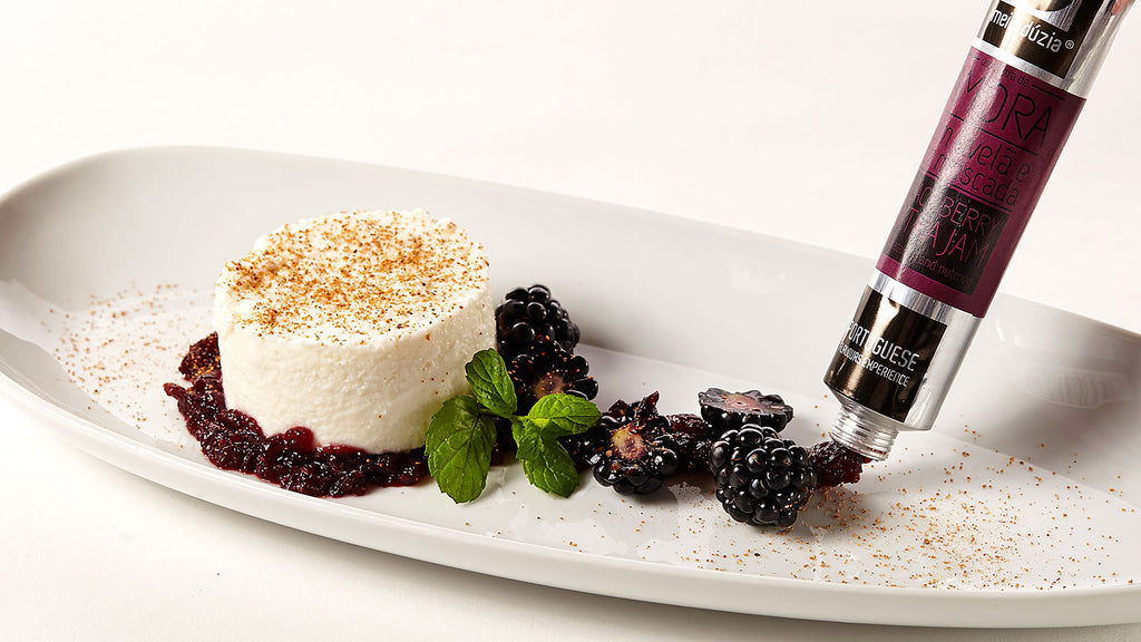 Fresh cheese with blackberry jam by meia.dúzia