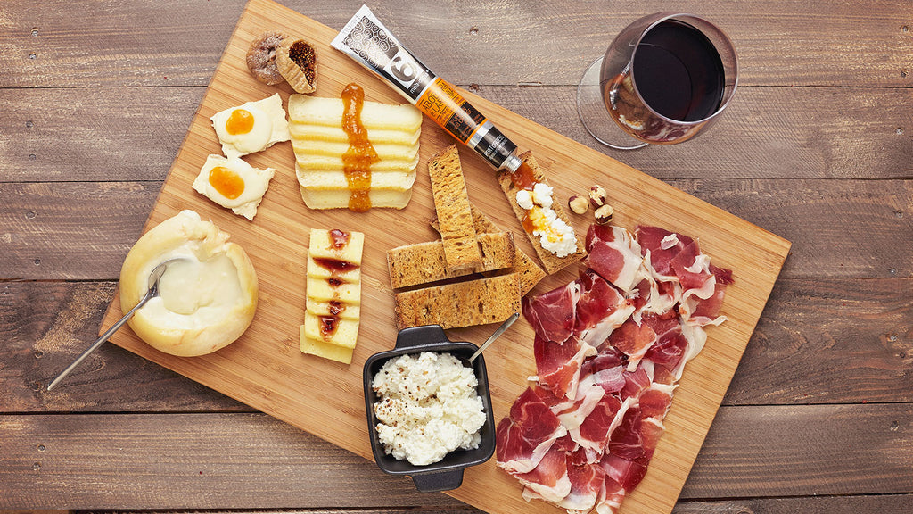 Tábua de queijos e enchidos portugueses, acompanhados com vinho e compotas artesanais meia.dúzia