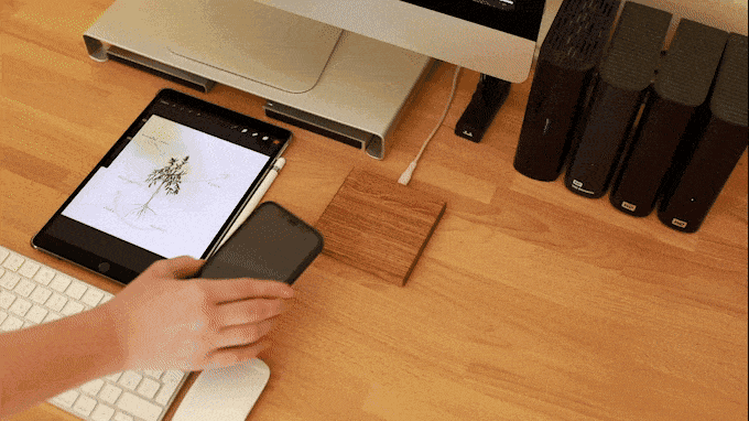 木のぬくもりを感じるワイヤレス充電器「Treed Charger」 – wood