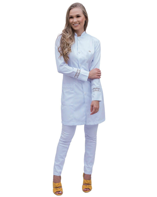 Jaleco Beauty Branco com Renda Gripir - jalecos-mania Bordado, Botões Visíveis, Branco, Detalhe de Renda, Feminino, Gabardine Premium, Gola Padre, Gripir, Jalecos, Jalecos Mania, Manga Longa, Renda Guipir, Sem Punho