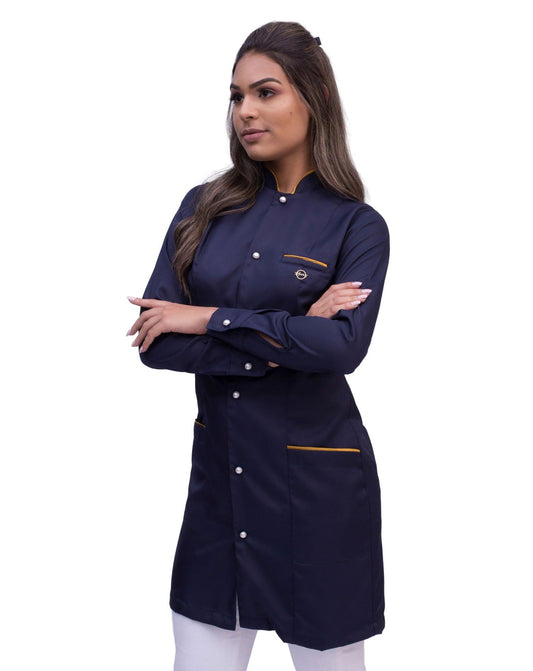 Jaleco Slim Charm Color Azul Marinho Viés Dourado - jalecos-mania Azul Marinho, Bordado, Botões de Perólas, Feminino, Gabardine Premium, Gola Padre, Jalecos, Jalecos Mania, Manga Longa, Punho Camisa