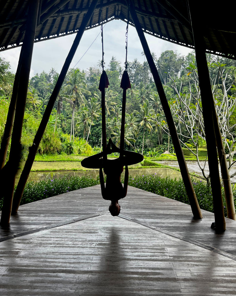 Unsere Gründerin Oana gleicht sich beim Aerial Yoga in Ubud, Bali aus