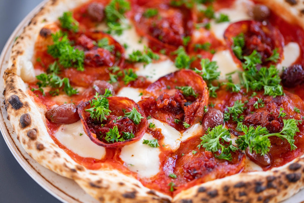 Pizza chorizo tomate cuite au feu de bois