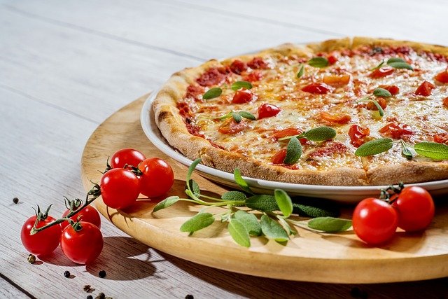 Pizza, basilic et tomate cerise