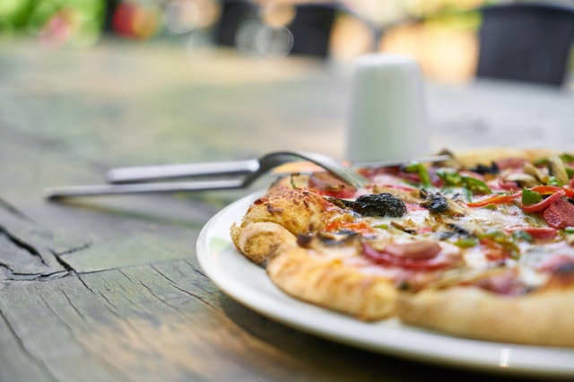 Pizza Pepperoni dans une assiette