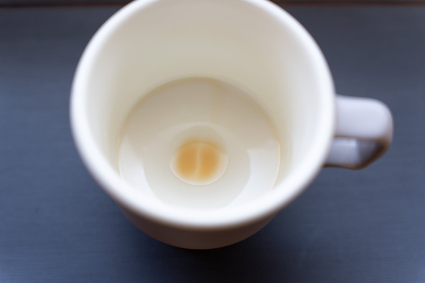 Gimmick that coffee beans appear on the bottom of the cup only