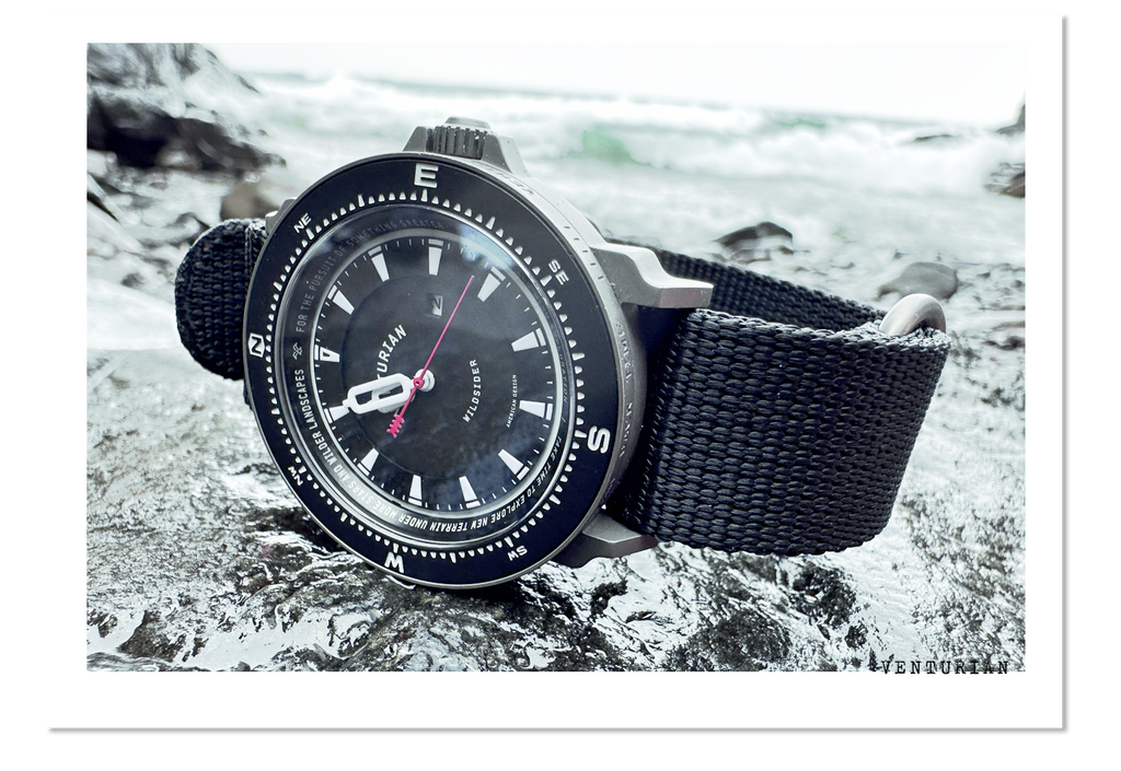 Venturian Watches Wildsider montre pour homme en titane de 38 mm sur la rive du lac Supérieur.