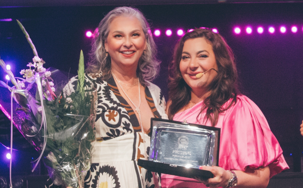 Anne Marie receiving the Innovation Award at the Worldwide Eyebrow Festival in Rotterdam
