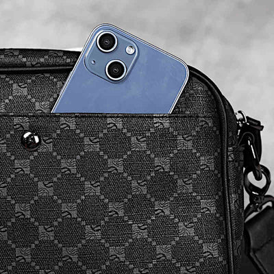 Modisches Accessoire, eine Herren-Umhängetasche mit Damier-Muster und einer herausragenden blauen Smartphone-Ecke