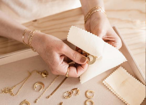 Oorbellen en sieraden schoonmaken