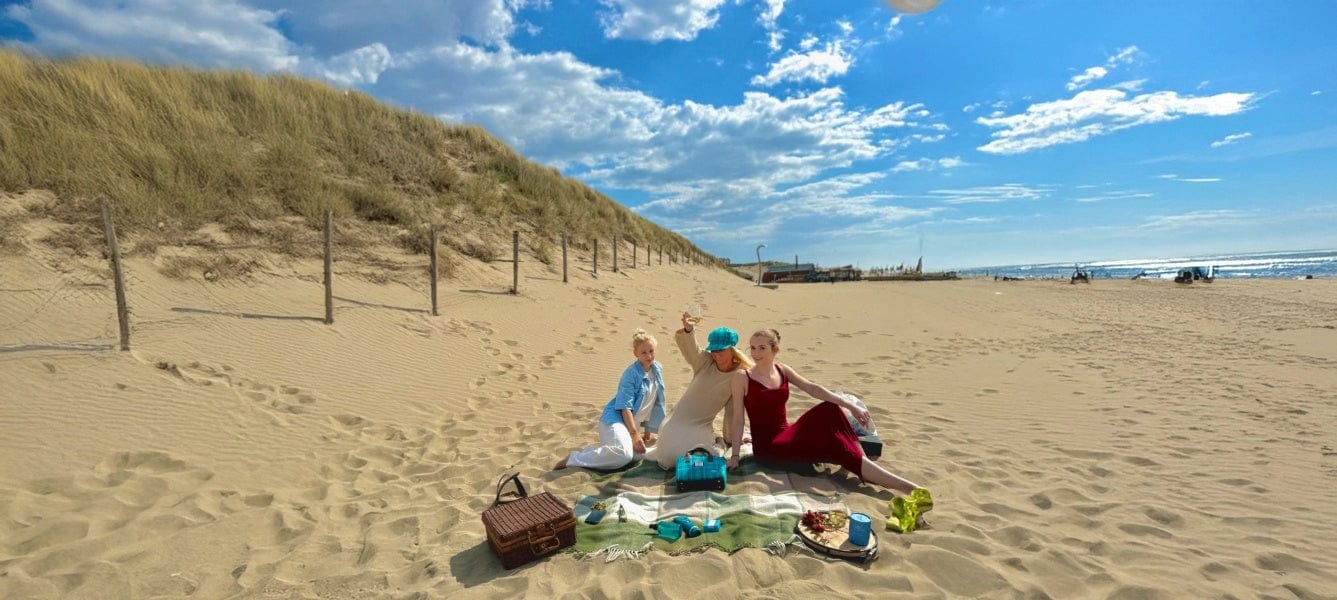 Groep aan het genieten op het strad met een picknickkleed