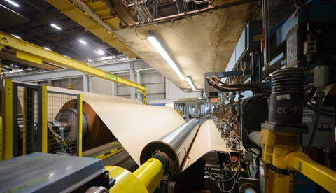 La formazione della carta kraft La pasta di carta viene quindi mescolata con acqua per formare una sospensione, che viene poi stesa su un panno e pressata e stirata per rimuovere l'acqua in eccesso. Questo processo crea grandi fogli di carta kraft, solitamente di colore marrone chiaro.