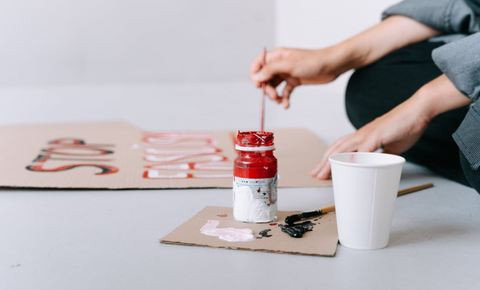 Les usages des Gobelets cartons sont multiples : que ce soit pour savourer votre café du matin, déguster une boisson rafraîchissante lors d'une journée chaude, ou même pour les activités de bricolage à la maison, ces modestes récipients en carton ont de nombreuses utilisations. Dans cet article, nous allons explorer une gamme de possibilités créatives pour donner une nouvelle vie à ces gobelets en carton, contribuant ainsi à réduire notre impact sur l'environnement.    1. Boissons chaudes et froides : La première utilisation qui vient à l'esprit est bien sûr de servir des boissons chaudes comme le café, le thé ou le chocolat chaud, ainsi que des boissons froides comme les sodas, les jus de fruits et les smoothies. Nos Gobelets carton résistent parfaitement à la chaleur !    2. Vente à emporter : Les gobelets en carton sont couramment utilisés pour les boissons à emporter dans les cafés, les stands de jus, les camions de restauration, etc. Ils sont pratiques pour les clients en déplacement. Retrouvez également tous nos produits adaptés à la vente à emporter sur notre page dédiée.    3. Artisanat créatif : Les gobelets en carton sont un matériau idéal pour les projets d'artisanat. Gobelets blancs ou Gobelets kraft, vous pouvez les peindre, les découper, les coller, et les transformer en œuvres d'art. Par exemple, vous pouvez créer des masques, des animaux, des décorations pour les fêtes, ou même des marionnettes. C'est une activité amusante à faire avec les enfants et qui stimule leur créativité. N'hésitez pas à jeter un coup d'œil à notre article dédié : Créez vos propres œuvres d'art écologiques.     4. Jardinage en pot : Les gobelets en carton sont parfaits pour les semis de plantes. Vous pouvez les remplir de terreau, y planter des graines, et les utiliser comme pots temporaires. Une fois que les plantes ont suffisamment grandi, il vous suffit de transplanter le tout, gobelet compris, dans le jardin ou dans un pot plus grand. Cela évite le stress de la transplantation et réduit les déchets. Retrouvez nos conseils pratiques ici : Comment recycler un gobelet carton.    5. Organiseurs de bureau : Les gobelets en carton peuvent également être utilisés pour organiser votre espace de travail. Collez quelques gobelets ensemble pour créer des porte-stylos ou des porte-crayons. Vous pouvez également les décorer à votre goût pour ajouter une touche personnelle à votre espace de travail.    6. Jeux pour enfants : Les gobelets en carton peuvent être transformés en jeux amusants pour les enfants. Vous pouvez les utiliser pour jouer à des jeux de lancer, comme des quilles. Peignez-les avec des numéros ou des motifs pour un jeu de mémoire. Les possibilités sont infinies pour créer des divertissements peu coûteux.    7. Supports de cupcakes et muffins : Lorsque vous organisez une fête ou une réunion, les gobelets en carton peuvent être utilisés comme supports pour les cupcakes, les muffins, ou les petits gâteaux. Vous pouvez les personnaliser en les décorant avec des motifs assortis à votre événement.    En conclusion, les gobelets en carton ont bien plus à offrir que ce que l'on pourrait penser à première vue. En les recyclant de manière créative, non seulement vous économisez de l'argent, mais vous réduisez également votre empreinte environnementale en évitant le gaspillage de ressources. Alors, la prochaine fois que vous aurez un gobelet en carton entre les mains, ne le jetez pas trop vite. Explorez les nombreuses possibilités qu'il offre pour laisser libre cours à votre créativité tout en contribuant à la préservation de notre planète.