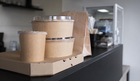 Emballages alimentaires écoresponsables en kraft avec bols et sacs personnalisables pour la vente à emporter dans un restaurant contemporain