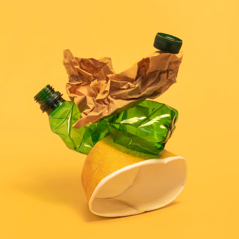 Déchets à recycler dans un sac poubelle jaune - Covr