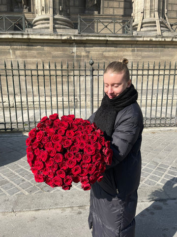 Iryna et son bouquet de 100 roses 