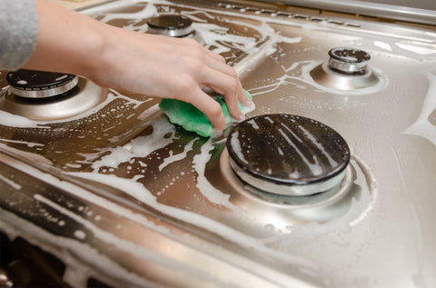 Küchenpflege – So reinigen Sie ein Gaskochfeld