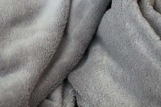 羽毛布団のメリットと懸念点│高品質な羽毛布団の見極め方・毛布との併用にも解説 