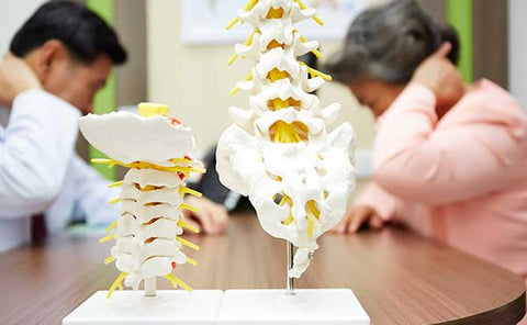 醫師教導病患因坐姿不良造成脊椎及頸椎額外負擔-所引起的症狀