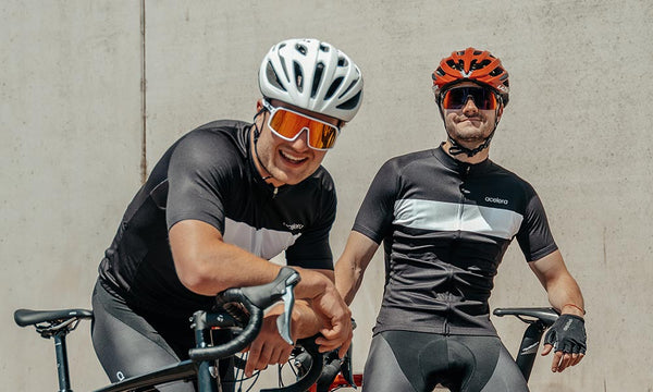 Deux cyclistes avec des maillots de cyclisme noirs