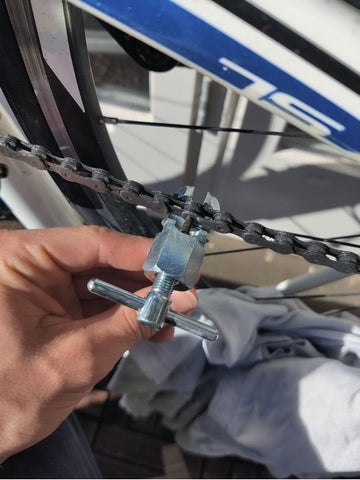 Removing the chain with a chain tool