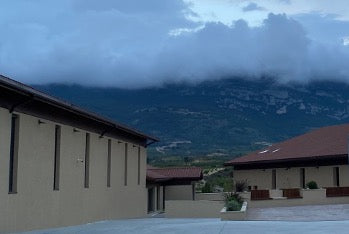 Weingut Bediona in der Rioja Alavesa mit Blick auf Weinparzellen am Rande der Sierra Cantabria