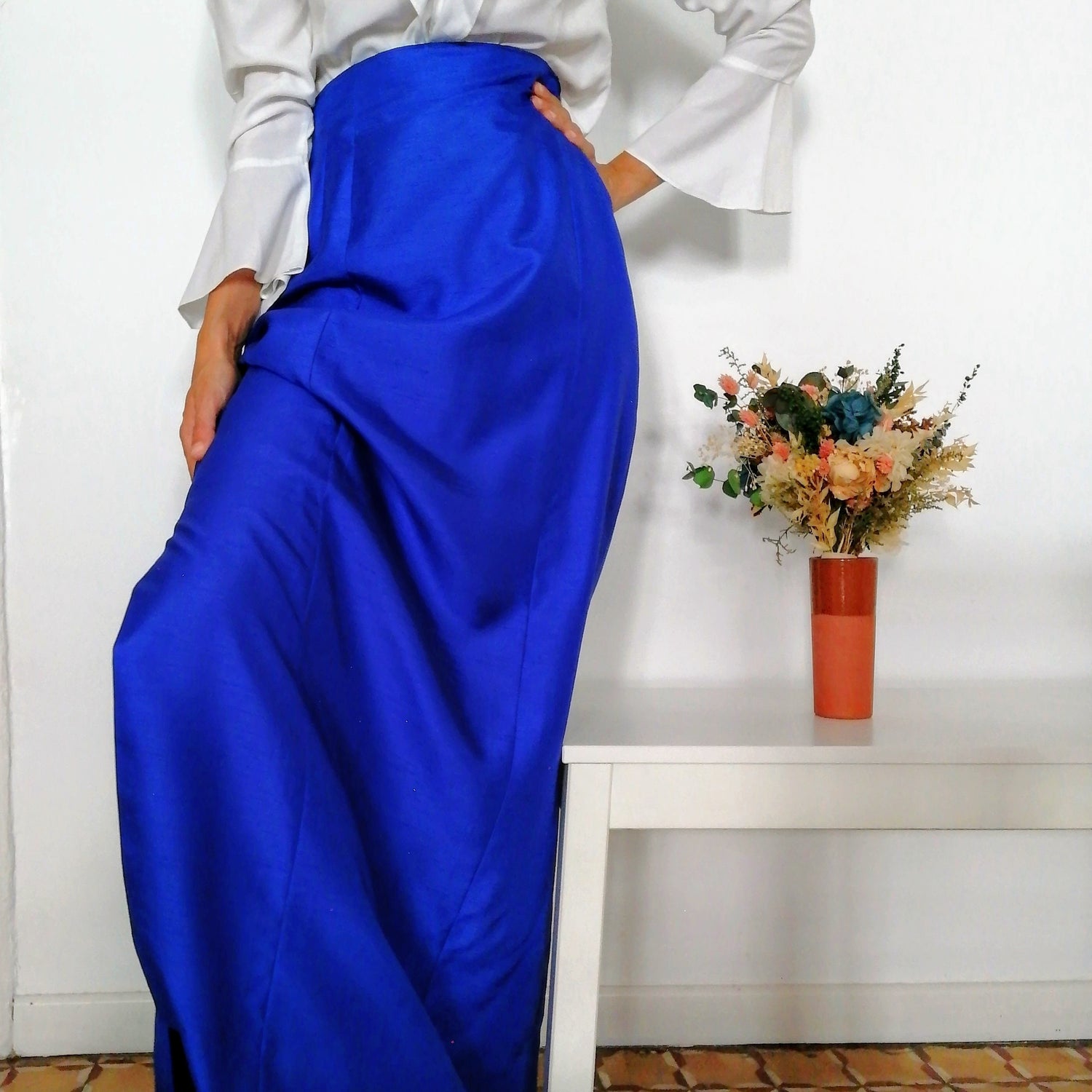 Línea de visión Tomar represalias Mujer hermosa Falda larga de la firma Ungaro 1960 vintage azul eléctrico de fiesta. –  Bogaavante