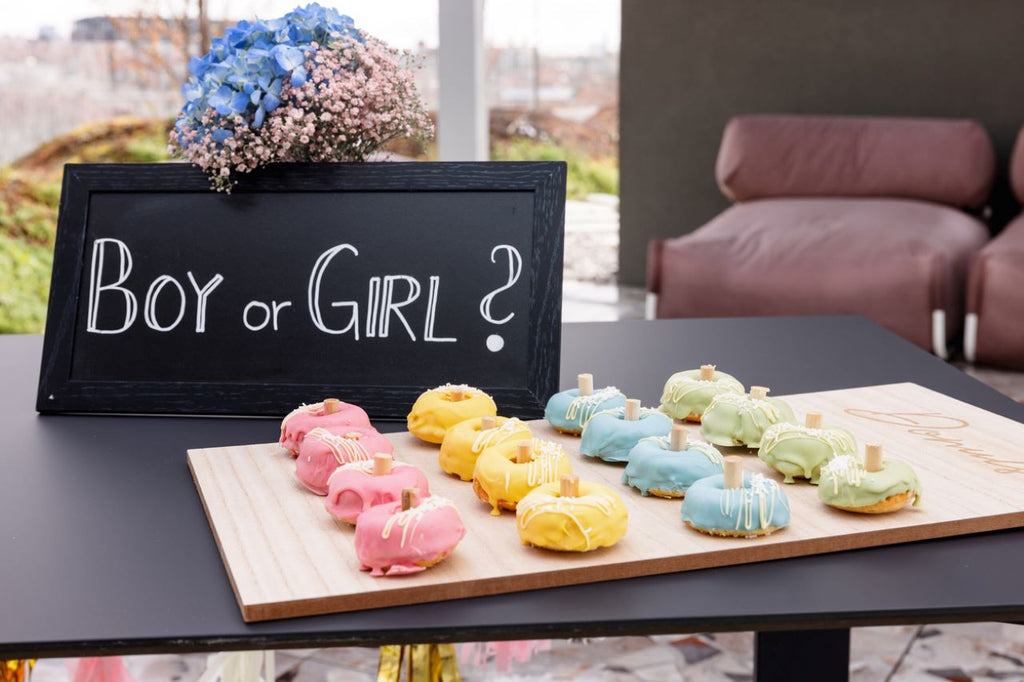 table with delicious sweets and a sign 'Boy or Girl?'