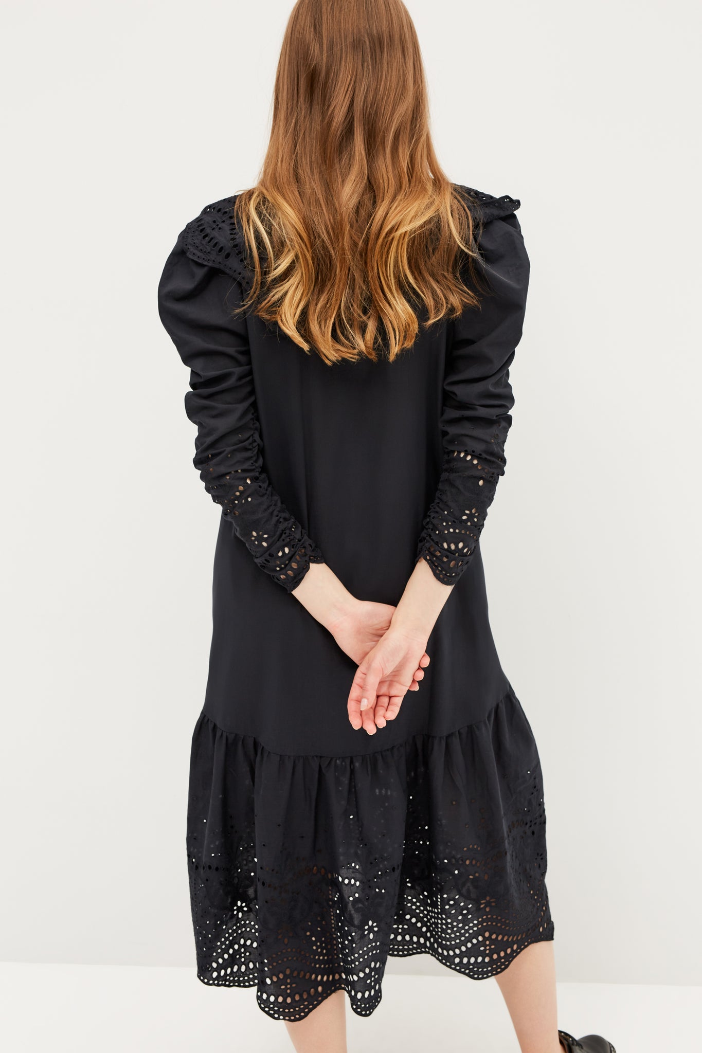 Midi sukienka z haftu angielskiego TIMOTHY czarny – Bizuu