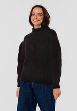 Załaduj obraz do przeglądarki galerii, Ażurowy sweter o kroju oversize ROSO czarny