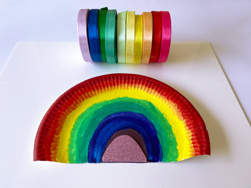 Fertig gemalter Regenbogen mit Glitzerspot in der Mitte