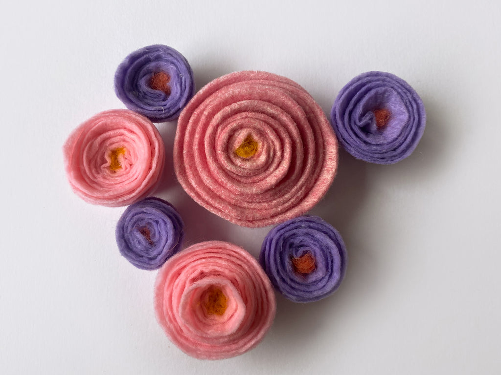 Blumen aus ausgeschnittenen Filzplatten